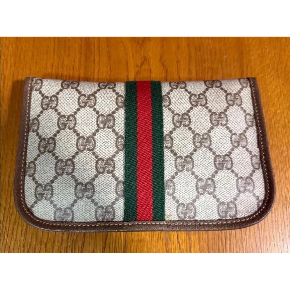 Gucci Brown Leather Clutch with Gold Logo - Picture 2 of 9
